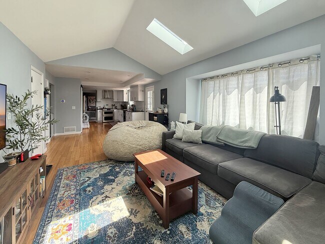 Building Photo - $0 DEPOSIT OPTION. SPACIOUS 4-BEDROOM CENT...