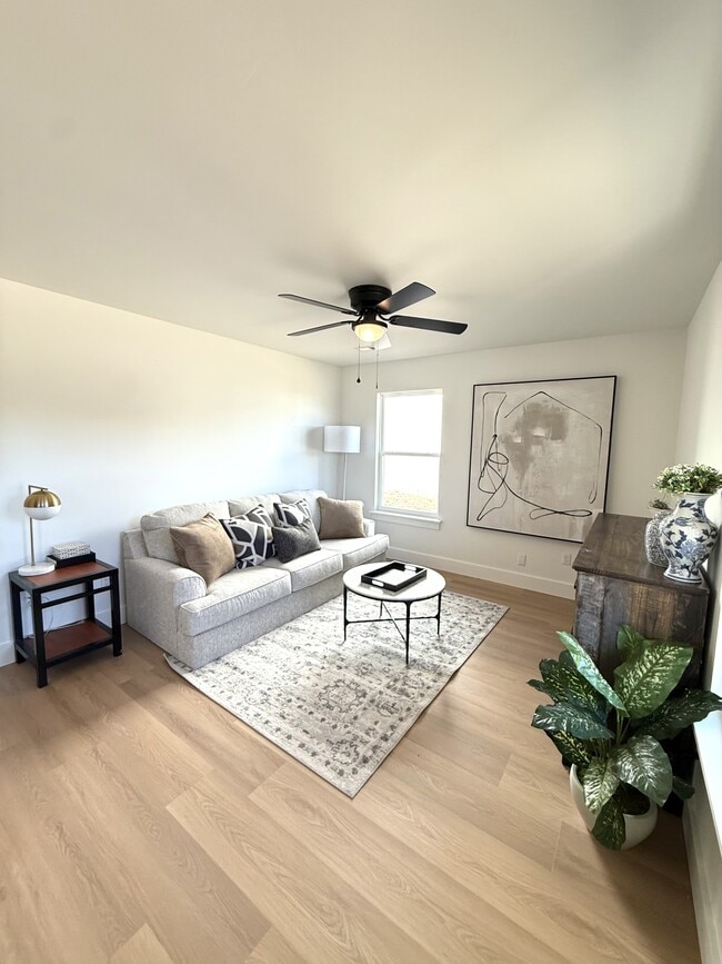 Building Photo - 1126 W Cato Springs Rd