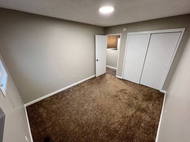 Building Photo - Spacious 2 Bedroom, 1.5 Bath Triplex in Cl...