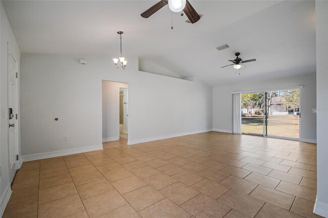 Building Photo - 2370 Pine St