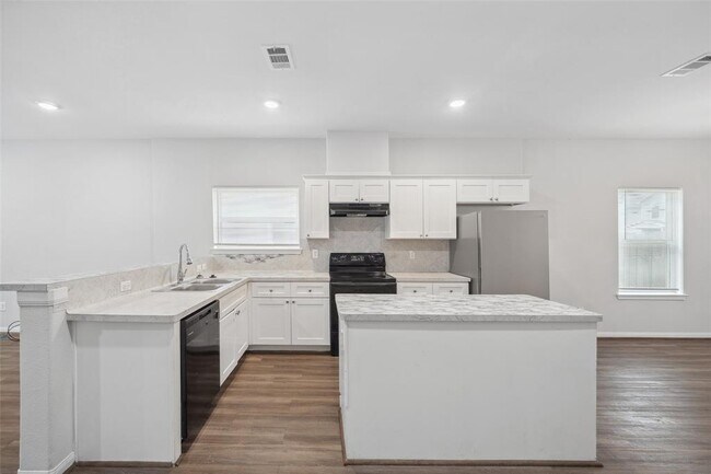 Building Photo - 9018 Everglade Dr