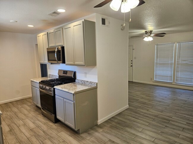 Primary Photo - 1007 Utopia Ln