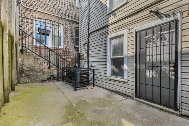 Building Photo - 2227 W Cullerton St