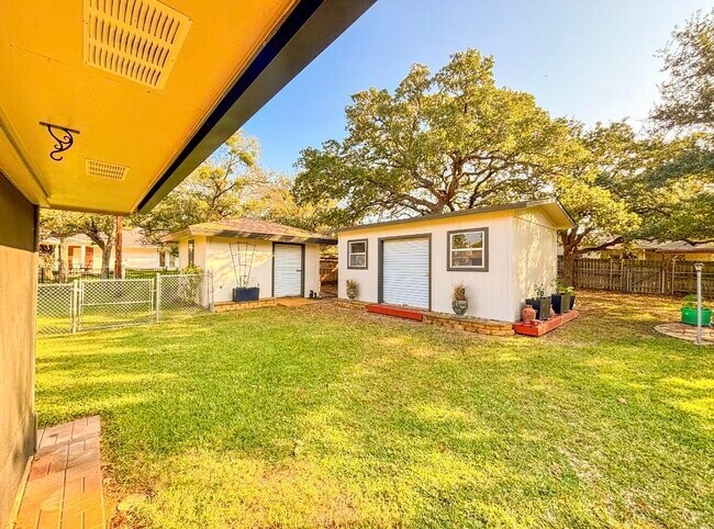 Building Photo - 105 Bluebird Cir