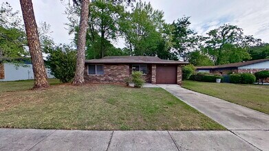 Building Photo - Welcome home to this beautiful brick 3-bedroom
