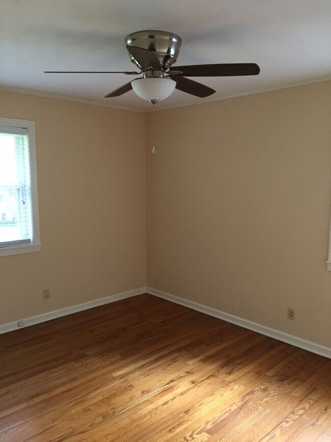 Building Photo - 1218 W White Oak Dr
