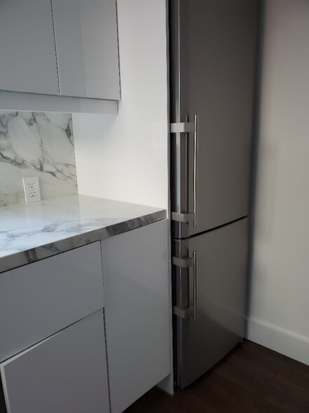 Building Photo - 3004 Kelton Ave