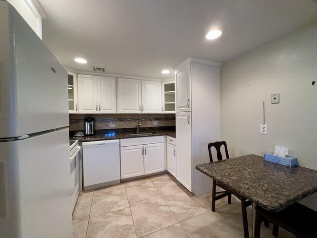 Building Photo - 213 Somerset K