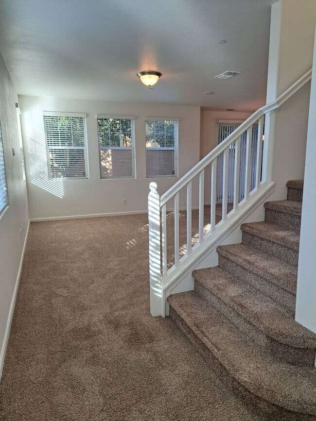 Building Photo - 1504 N Vanguard Way