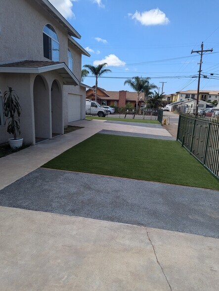 Artificial turf - 217 Date St