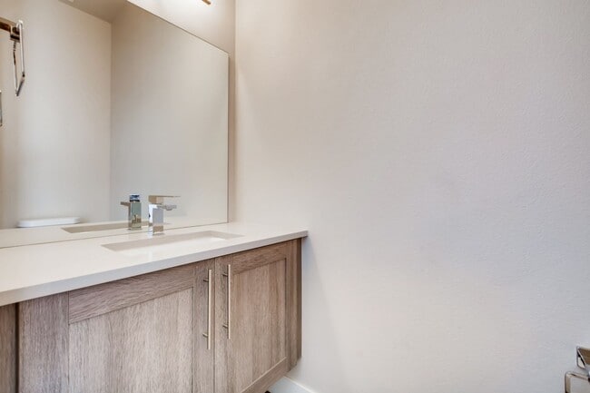 Building Photo - High Street Townhomes 3 bedroom unit with ...