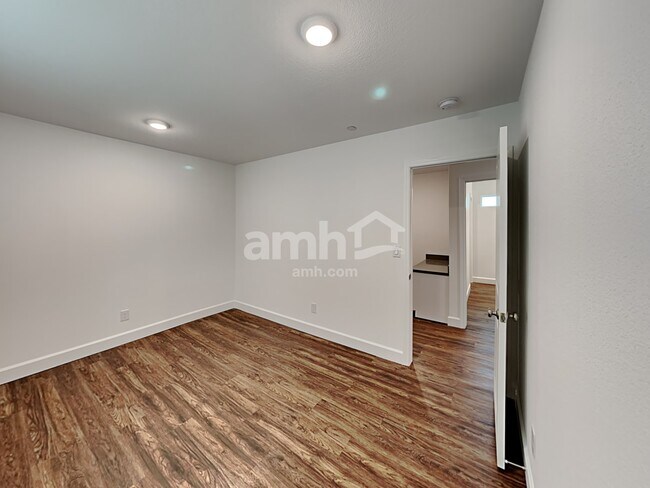 Building Photo - 10076 Roseum Ct