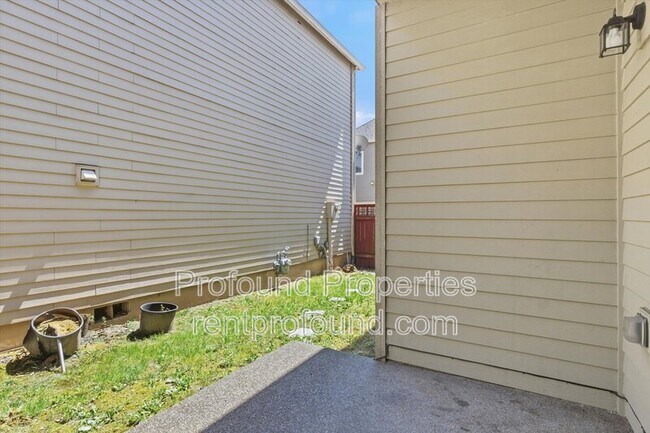 Building Photo - 1140 SE Tamango St