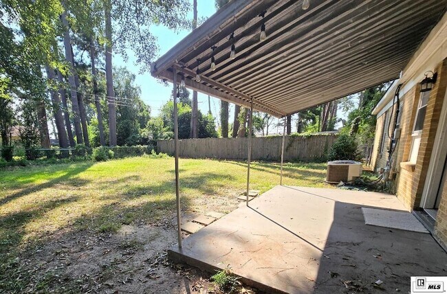 Building Photo - 2306 Debastrop Dr