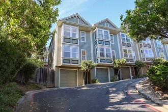 Building Photo - 2 Bed / 1 Bath townhome in sunny Potrero H...