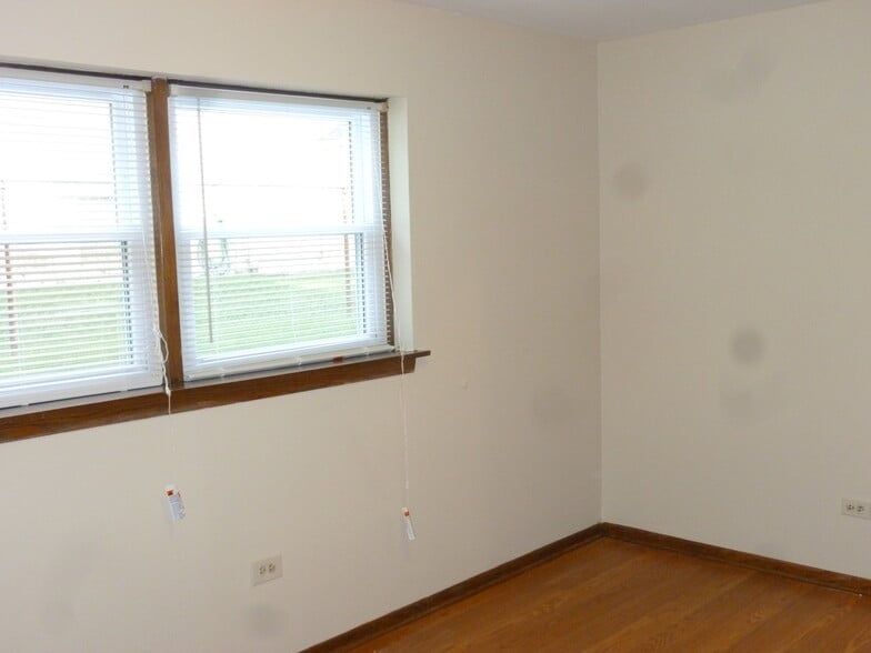 Bedroom 1 - 5004 W Montrose Ave