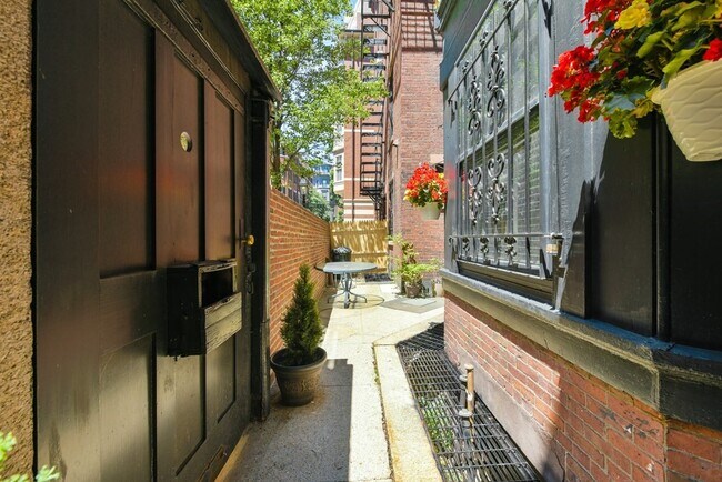 Building Photo - 49 Beacon St