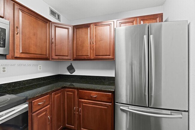 Building Photo - 3083 N Oakland Forest Dr