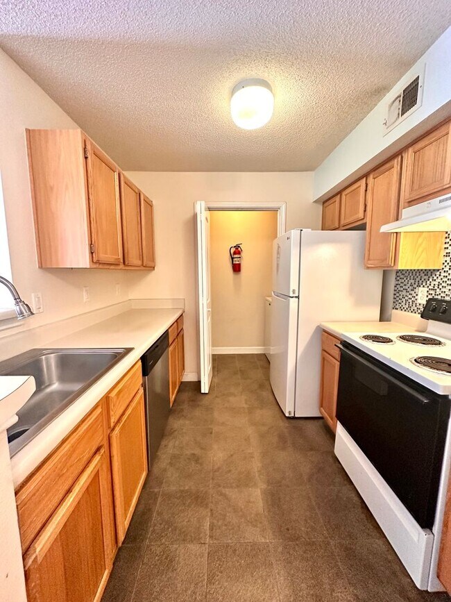 Building Photo - **MOVE IN SPECIAL $200 OFF FIRST MONTH’S R...