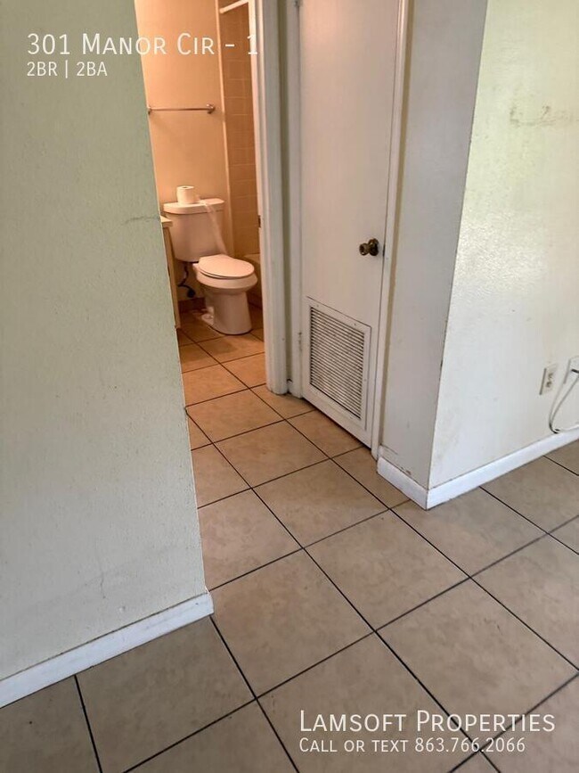 Building Photo - 301 Manor Cir