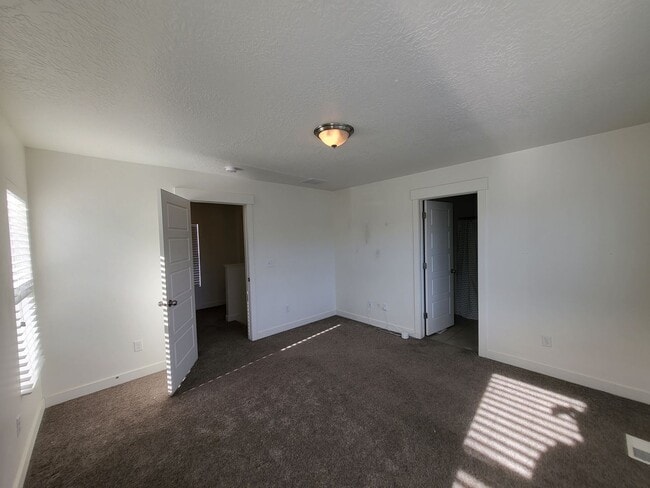 Building Photo - Single Family Home Eagle Mountain