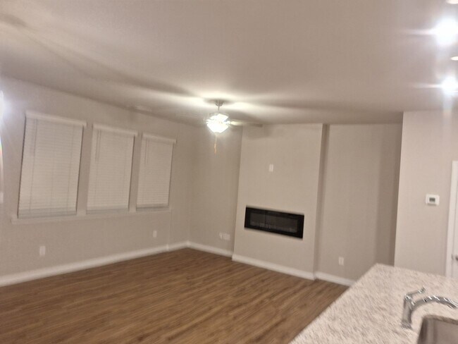 Building Photo - 220 Turner Ln
