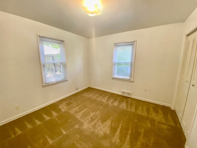 Building Photo - 4 bedroom house  Close to EMU in Ypsilanti- Available Fall 2026