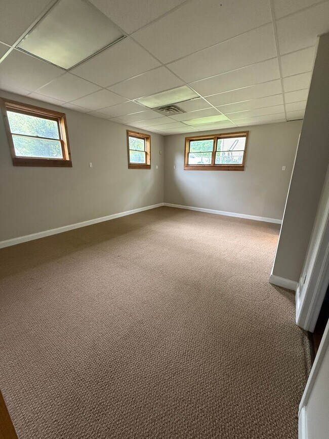 Building Photo - 4br, 2ba home with two large garages