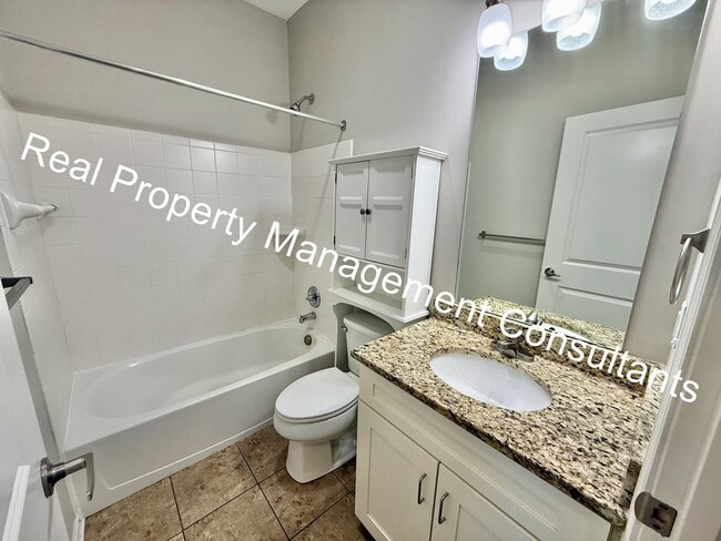 Building Photo - Spacious 3 Bed / 3.5 Bath in Blue Valley S...