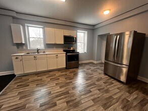 Building Photo - 2185 River Rd