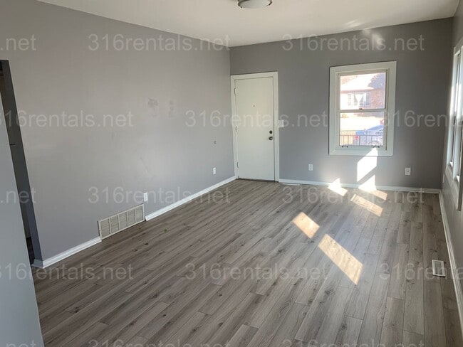 Building Photo - $1150 - 3 bedroom 2 bath - Beautiful home in Delano!