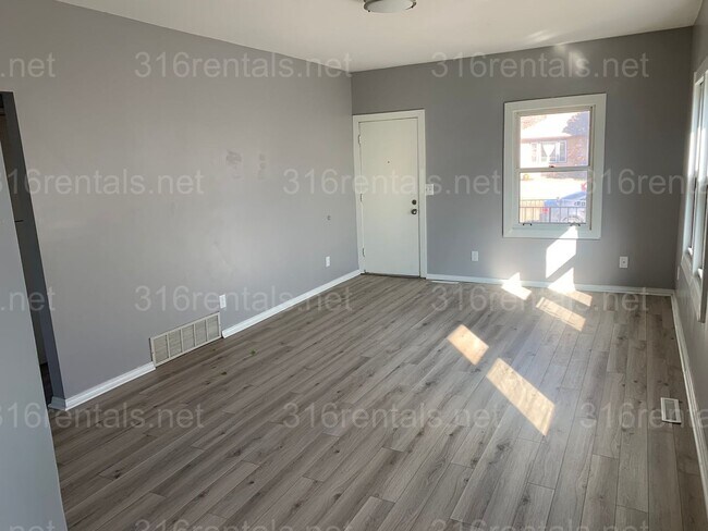 Building Photo - $1,350 - 3 bedroom 2 bath - Beautiful home...