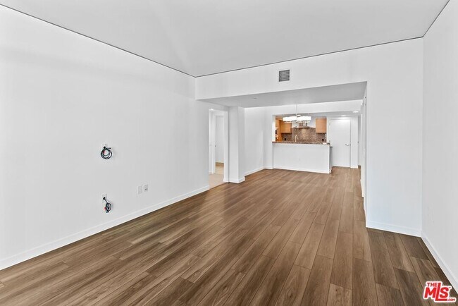 Building Photo - 13650 Marina Pointe Dr