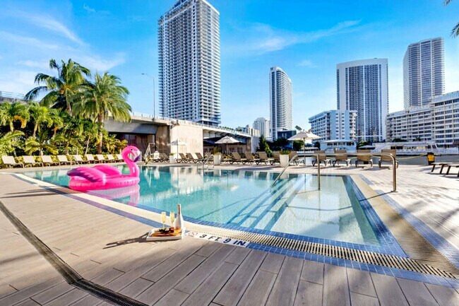 Building Photo - 2602 E Hallandale Beach Blvd