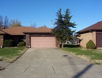 Building Photo - Two bedroom duplex in great location!