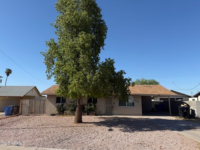 Primary Photo - 2024 E Saint Catherine Ave