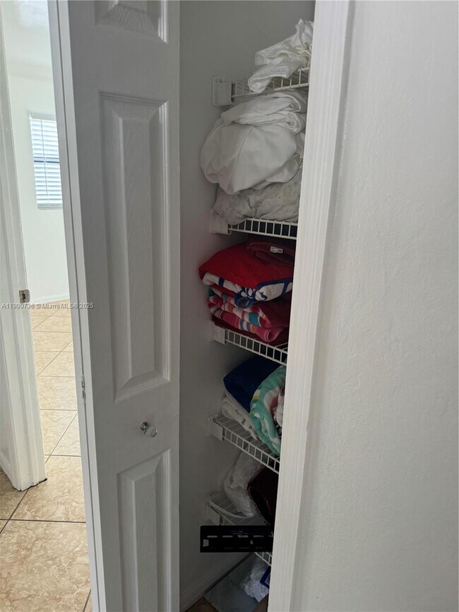 Building Photo - 609 SE 2nd St