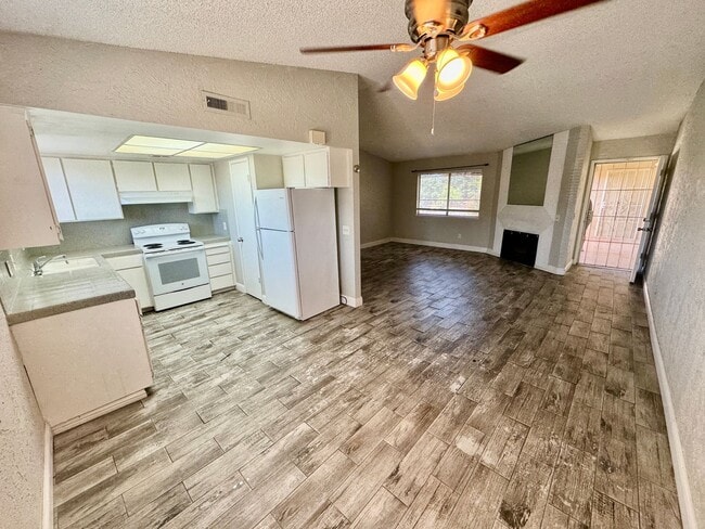 Primary Photo - Spacious 2BD/2BTH with Private 2 Car Garag...