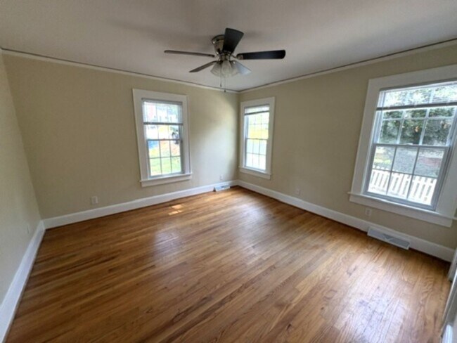 Building Photo - Newly Renovated - Large Backyard - 2/2 House!!