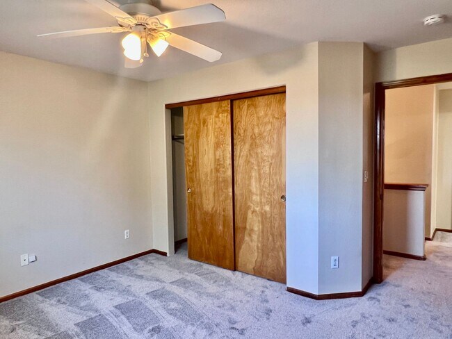 Building Photo - Wonderful 5 Bed/4 Bath Home Located on Qui...