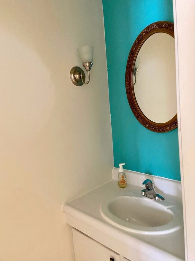 Building Photo - 2BD/1.5BA  Brick Townhouse  Washer/ Dryer Included!