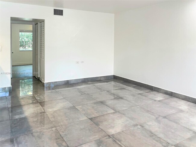 Building Photo - 1250 Miami Rd