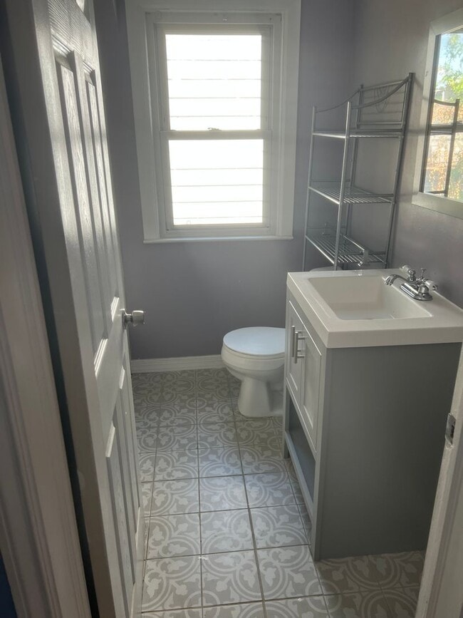 Building Photo - 3 bd/1 bath Single Family home