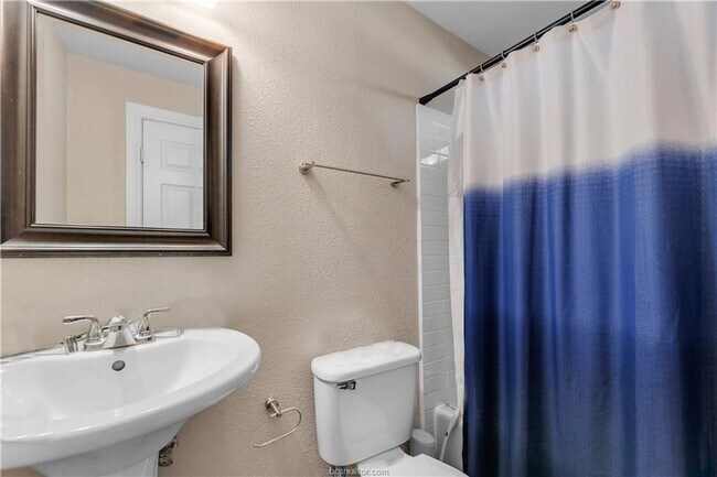 Building Photo - LOCATION!! LOCATION!! Walking Distance to ...