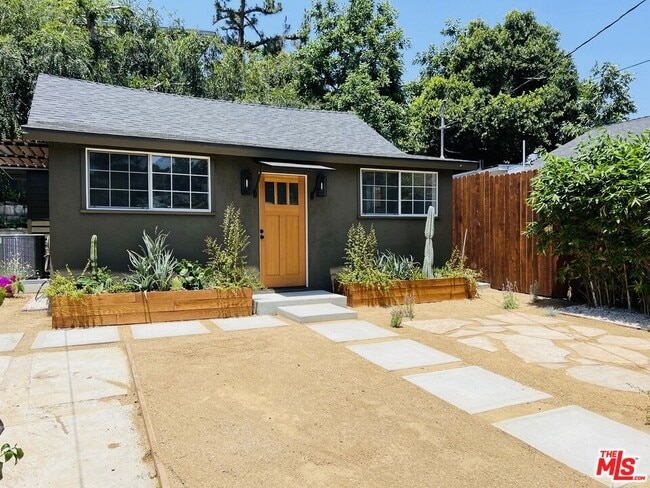 Building Photo - 3815 Fernwood Ave