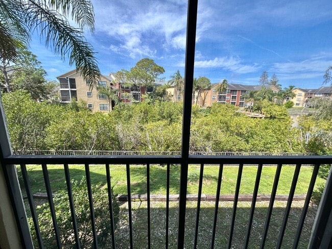 Building Photo - One Bedroom Apartment in Gated Community - Easy Highway Access!