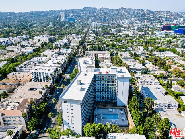Building Photo - 100 S Doheny Dr
