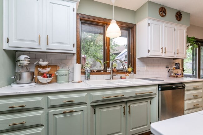 Building Photo - 5 Bed 3 Bath Home