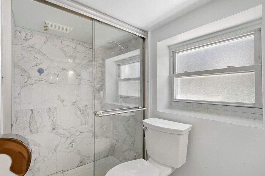 Building Photo - 2842 N Hamlin Ave