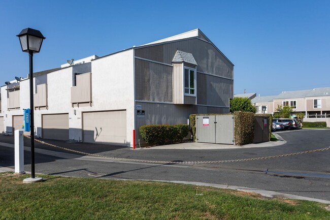 Building Photo - 3 bed 2 bath Townhouse located in South Coast Metro